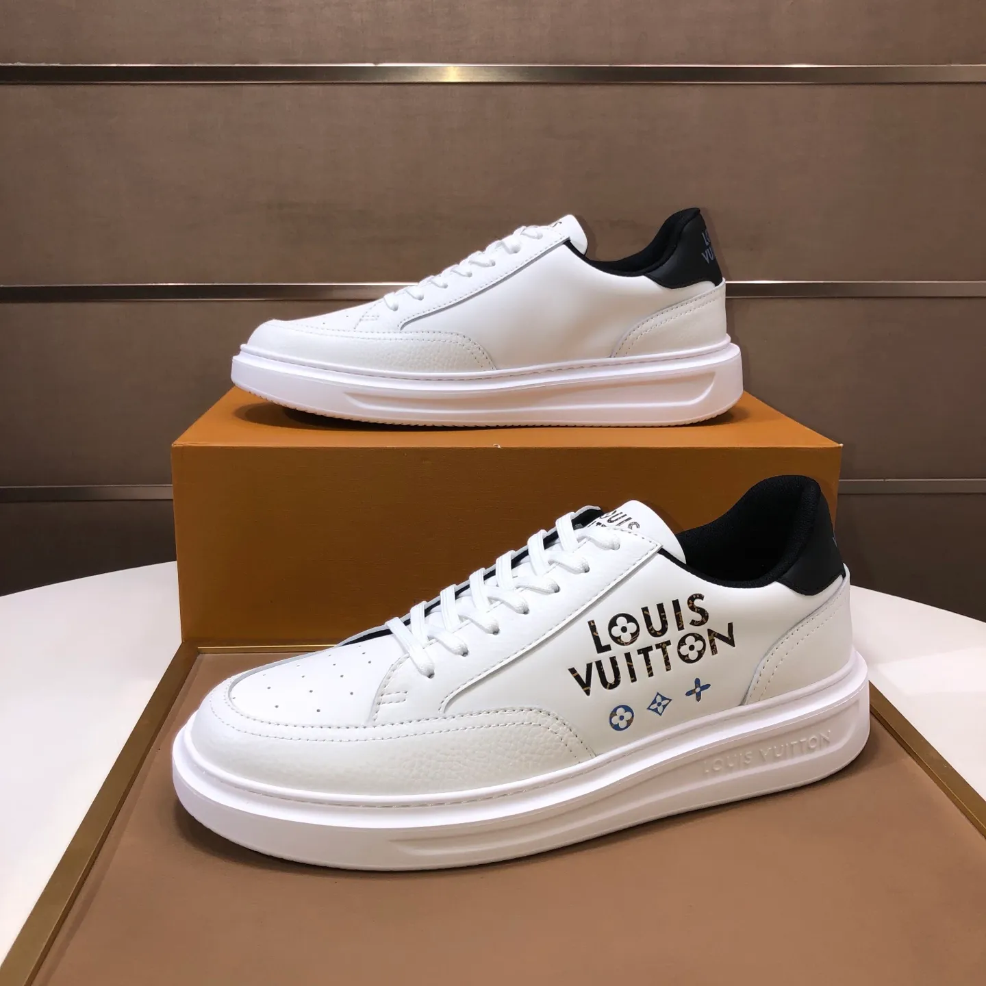 Factory batch 640💰original development, quality shipment, welcome to compare - LV sneaker series sports shoes introduce the loose silhouette of the ready-to-wear series into the spring and summer men's wear shows and make an eye-catching appearance. The cow leather upper is combined with rough fabric laces, and colorful beading highlights the brand's classic elements. LV letters mark the tongue and Monogram floral outsole. Mixed materials Made of top-grain cowhide, thick shoelace design, large Monogram print on the side, mesh lining and cotton feet, the comfort is as extreme as ever, premium heritage, quality first, worth owning! Size: Men’s 38-45 (45 is custom-made and cannot be returned or exchanged)